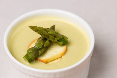 Beyaz Kupası ekmek çip ile kremalı kuşkonmaz çorbası tam ayrıntı 