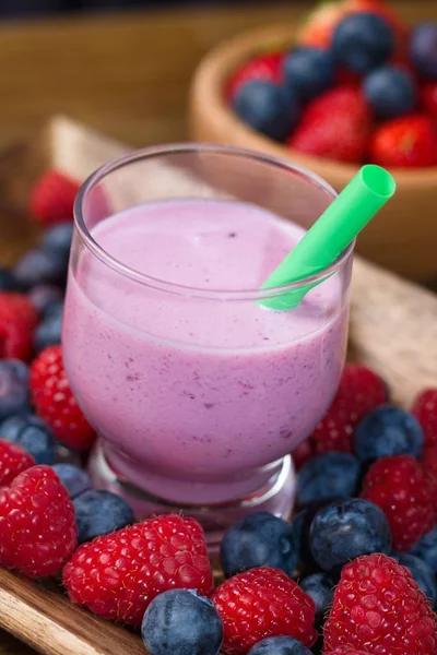 Yeşil saman ile yaz meyve güler yüzlü. Hizmet ve içmek hazır