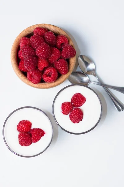 Due Tazze Yogurt Fresco Con Fragole Direttamente Dall Alto — Foto Stock