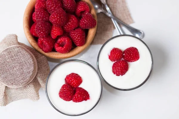 Due Tazze Vetro Yogurt Con Lamponi Direttamente Dall Alto — Foto Stock