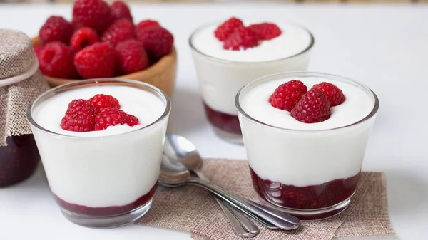 Bütün Konfit ahududu ve ahşap kase sulu meyve tam beyaz yoğurtlu. Geniş ekran