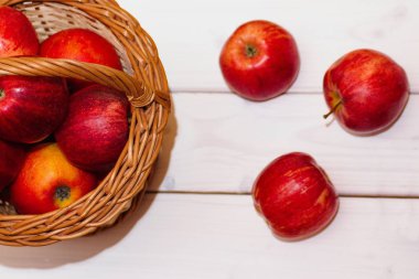 Sepette kırmızı elmalar. 