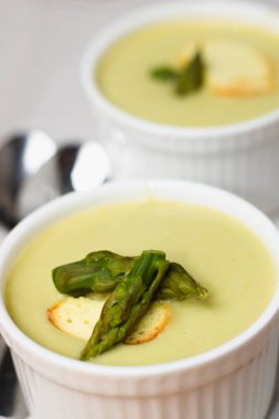 İki bardak kuşkonmaz çorbası krem dokulu beyaz