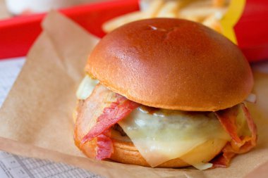 Hamburger sandviç ve kızartma fast food restoran