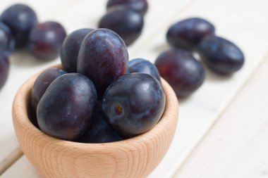 Erik. Ahşap kase ortak tatlı meyve dolu yakın çekim