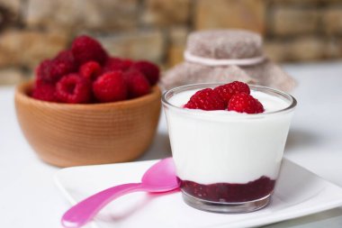 Ahududulu taze beyaz yoğurt.