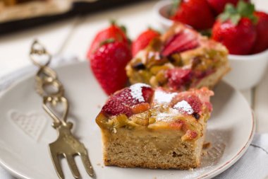 Büyük yaz tatlı. Hafif ve lezzetli çilek ve ravent pasta