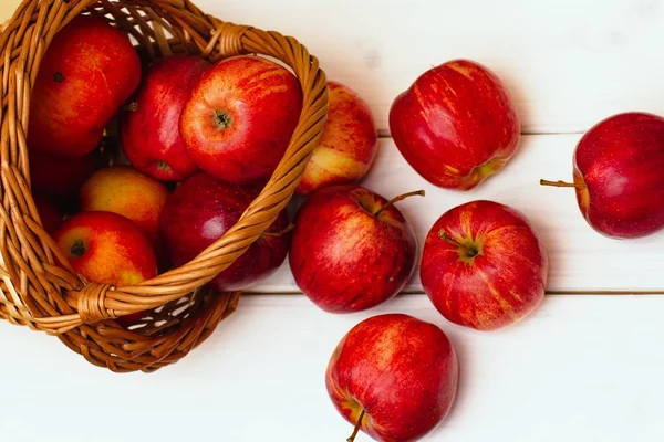 横転したバスケットから溢れ出た赤いリンゴ — ストック写真