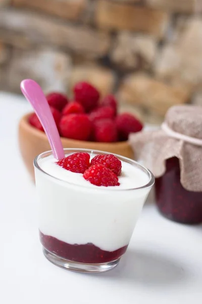 Świeży Jogurt Biały Malinami — Zdjęcie stockowe