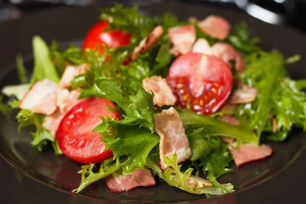 Yakın kadar kırmızı kiraz domates salatası yeşil ve şeritler ham