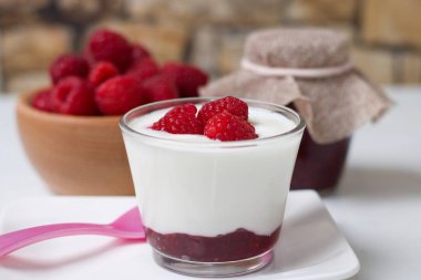 Ahududulu taze beyaz yoğurt.