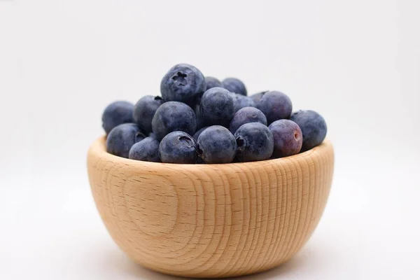 Seitenansicht Der Hölzernen Schüssel Voller Blaubeeren Isoliert Auf Weißem Hintergrund — Stockfoto