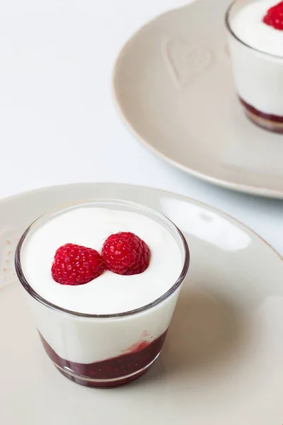 Йогурт з малиною — стокове фото