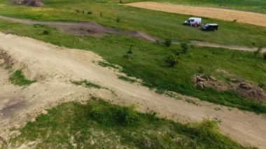 Dik atlar ve engeller 4k yüksek çözünürlüklü kalite görüntüleri ile kapalı insan yapımı kir devre yarış yüksek performanslı off-road motosiklet gösteren motokros parça havadan yukarıdan aşağıya görünümü