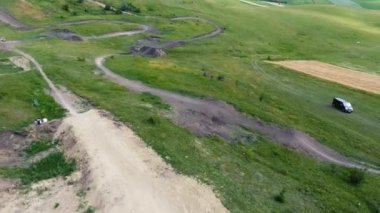 Dik atlar ve engeller 4k yüksek çözünürlüklü kalite görüntüleri ile kapalı insan yapımı kir devre yarış yüksek performanslı off-road motosiklet gösteren motokros parça havadan yukarıdan aşağıya görünümü