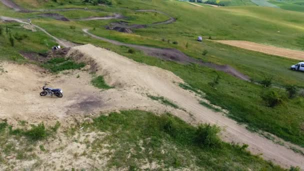 Antenne Bovenaanzicht Van Motocross Track Met High Performance Road Motorfietsen — Stockvideo