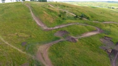 Dik atlar ve engeller 4k yüksek çözünürlüklü kalite görüntüleri ile kapalı insan yapımı kir devre yarış yüksek performanslı off-road motosiklet gösteren motokros parça havadan yukarıdan aşağıya görünümü