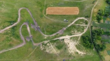 Dik atlar ve engeller 4k yüksek çözünürlüklü kalite görüntüleri ile kapalı insan yapımı kir devre yarış yüksek performanslı off-road motosiklet gösteren motokros parça havadan yukarıdan aşağıya görünümü