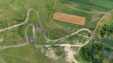 Dik atlar ve engeller 4k yüksek çözünürlüklü kalite görüntüleri ile kapalı insan yapımı kir devre yarış yüksek performanslı off-road motosiklet gösteren motokros parça havadan yukarıdan aşağıya görünümü