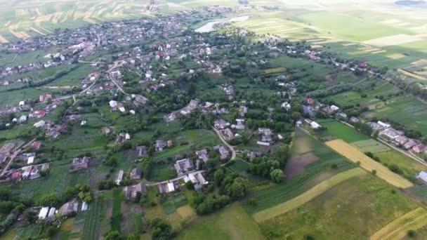 Kleine Dorp Van Bovenaf Gezien Mooie Luchtfoto Van Groene Heuvels — Stockvideo