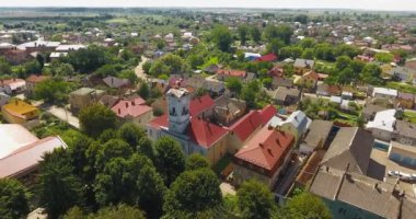 Küçük kasabanın panoramik havadan drone görünümü