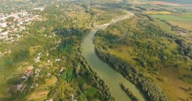 Küçük kasabanın panoramik havadan drone görünümü