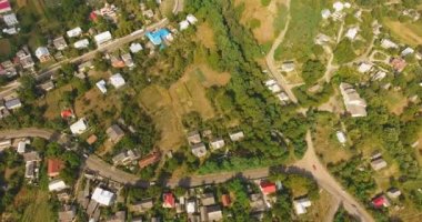 Küçük kasabanın panoramik havadan drone görünümü