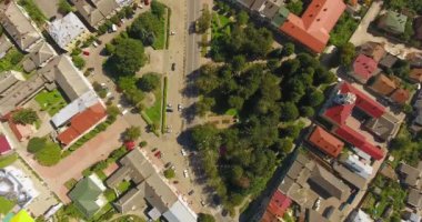 Küçük kasabanın panoramik havadan drone görünümü