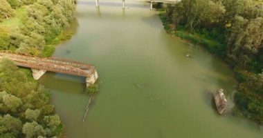 Küçük kasabanın panoramik havadan drone görünümü