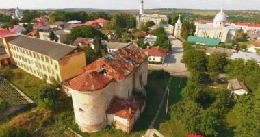 Küçük kasabanın panoramik havadan drone görünümü