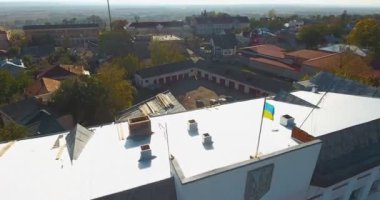 Küçük kasabanın panoramik havadan drone görünümü