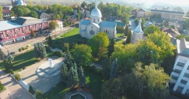 Küçük kasabanın panoramik havadan drone görünümü