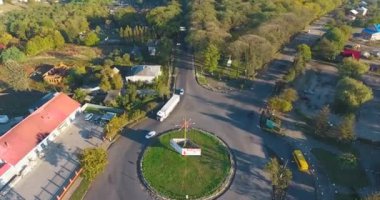 Küçük kasabanın panoramik havadan drone görünümü