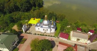 Küçük kasabanın panoramik havadan drone görünümü