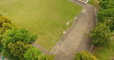 Küçük kasabanın panoramik havadan drone görünümü