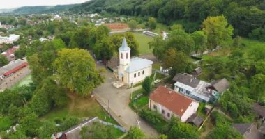 Küçük kasabanın panoramik havadan drone görünümü