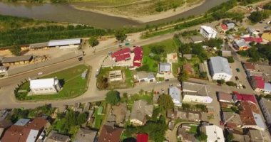 Küçük kasabanın panoramik havadan drone görünümü