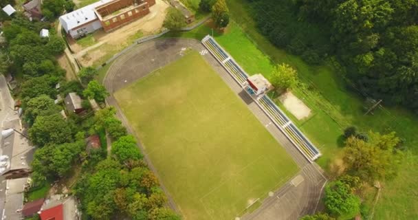 Vue panoramique sur drone aérien de petite ville 