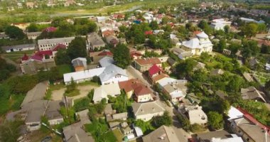 Küçük kasabanın panoramik havadan drone görünümü