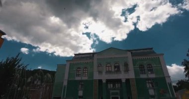 Küçük kasabanın panoramik havadan drone görünümü