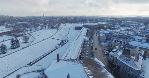 小さな町の冬の空中ドローンビュー — ストック動画