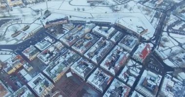 Küçük kasabanın kış havadan drone görünümü