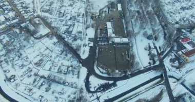 Küçük kasabanın kış havadan drone görünümü