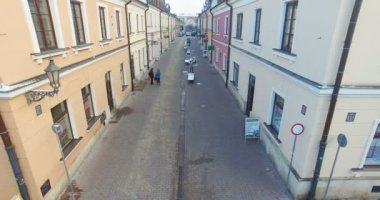 Küçük kasabanın kış havadan drone görünümü