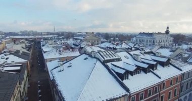 Küçük kasabanın kış havadan drone görünümü