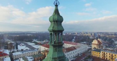 Küçük kasabanın kış havadan drone görünümü