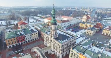 Küçük kasabanın kış havadan drone görünümü