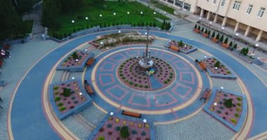 Küçük kasabanın panoramik havadan drone görünümü