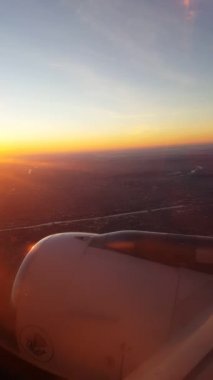 Uçuş ta bir uçağın pencerelerinden bir görünüm