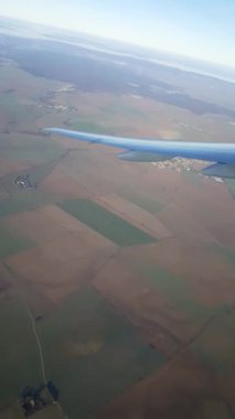 Uçuş ta bir uçağın pencerelerinden bir görünüm